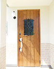 アイアンが重厚な木製玄関ドア