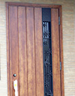 アイアン飾りのある玄関ドア