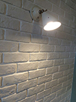 白煉瓦の壁を照らすスポットライト